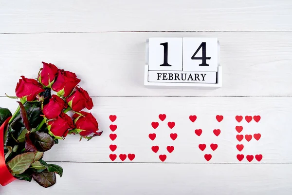 バレンタインデーの背景に赤いバラの花束は 紙の心 日木製ブロック カレンダー コピー領域から愛を署名します グリーティング カードのモックアップ 愛の概念 平面図 平面レイアウト — ストック写真