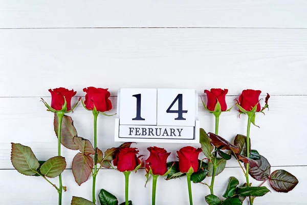 День Святого Валентина Фон Красными Розами Февраль Деревянный Календарь Блока — стоковое фото
