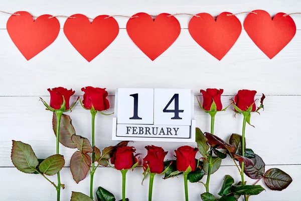 Valentines Day Background Bouquet Red Roses Hearts Garland February Wooden — Stock Photo, Image