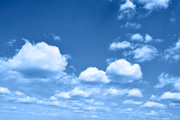 Fundo azul clássico. Céu com nuvens, espaço de cópia . — Fotografia de Stock