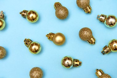 Mavi pastel arka planda altın parlak mücevherlerle yaratıcı Noel deseni