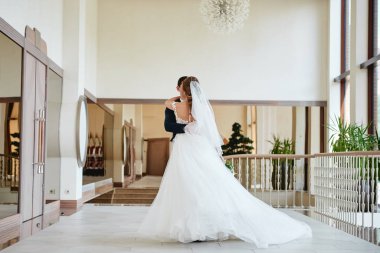 Mutlu gelin ve damat düğün günü evde dans ediyor, boşluğu kopyalayın