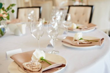 Masada köpüklü şarap kadehleri ve çatal bıçak takımı var.