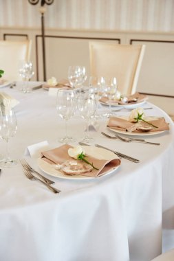 Boş misafir kartı ile masa ayarları, bej servis ile beyaz tabak