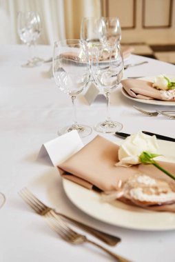 Boş misafir kartı ile masa ayarları, bej servis ile beyaz tabak