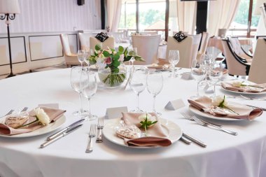 Boş misafir kartı ile masa ayarları, bej servis ile beyaz tabak