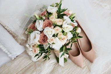 Pembe buket, beyaz güller ve saten ribalı yeşillik.