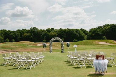 Yeşil golf sahasında düğün yeri, fotokopi alanı. Evlenme