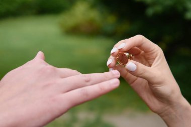 Gelin düğün seremonisinde damadın parmağına yüzük takıyor.