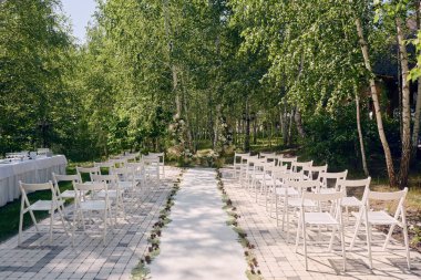 Düğün için bahçede bir yer, fotokopi odası. Düğün kemeri.