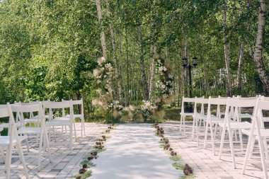 Düğün için bahçede bir yer, fotokopi odası. Düğün kemeri.