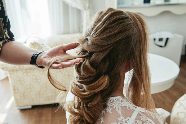 Hairdresser making hairstyle for woman, copy space. Bride mornin — Stock Photo, Image