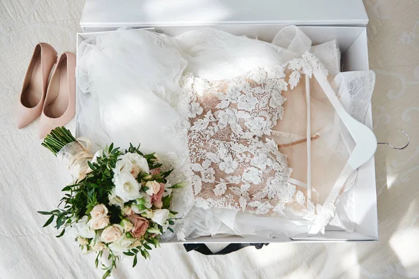 Luxus-Hochzeitskleid in weißer Schachtel, beige Damenschuhe und Braut — Stockfoto
