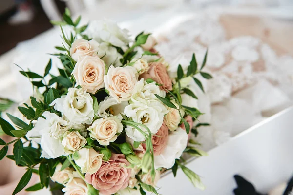 Primo piano di bouquet da sposa di rose beige e rosa con matrimonio — Foto Stock