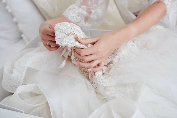 Retrato de noiva bonita em vestido de vestir segurando casamento de luxo — Fotografia de Stock