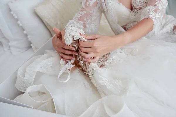 Retrato de noiva bonita em vestido de vestir segurando casamento de luxo — Fotografia de Stock