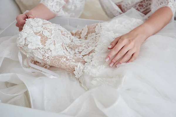 Retrato de noiva bonita em vestido de vestir segurando casamento de luxo — Fotografia de Stock