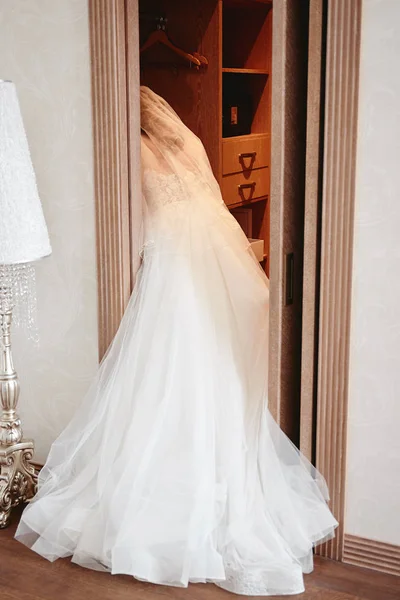 Vacker brud i lång bröllopsklänning och slöja i omklädningsrum — Stockfoto