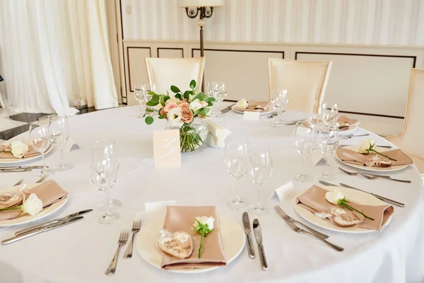 Tischdekoration mit leerer Gästekarte, weißer Teller mit beigem Serv — Stockfoto