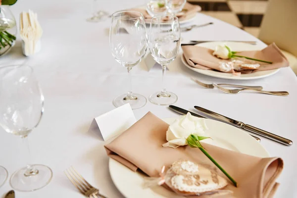 Tischdekoration mit leerer Gästekarte, weißer Teller mit beigem Serv — Stockfoto