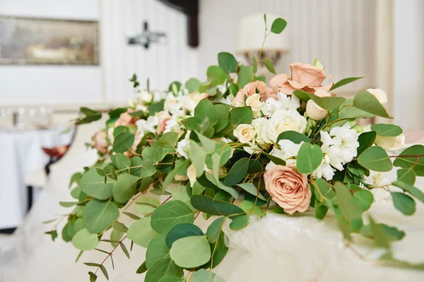 Schöne Blumenarrangements von Rosen und Grün auf Hochzeit ta — Stockfoto