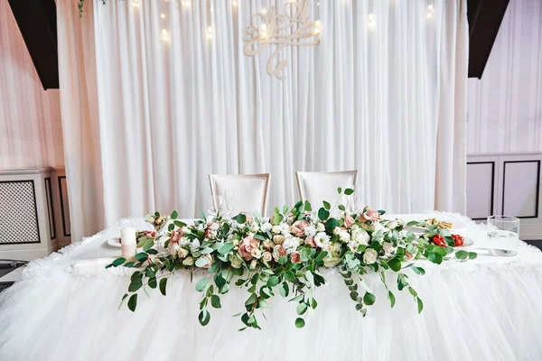 Hochzeitspräsidium im Restaurant, Kopierraum. Banketttisch für n — Stockfoto