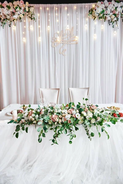 Casamento presidium em restaurante, espaço de cópia. Mesa de banquete para n — Fotografia de Stock