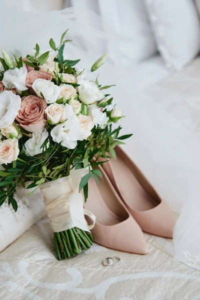 Свадебный букет из розовых, белых роз и зелени с атласным ребром — стоковое фото