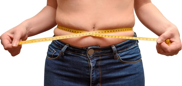 Nahaufnahme einer jungen übergewichtigen Frau, die ihre Taille mit Klebeband misst — Stockfoto