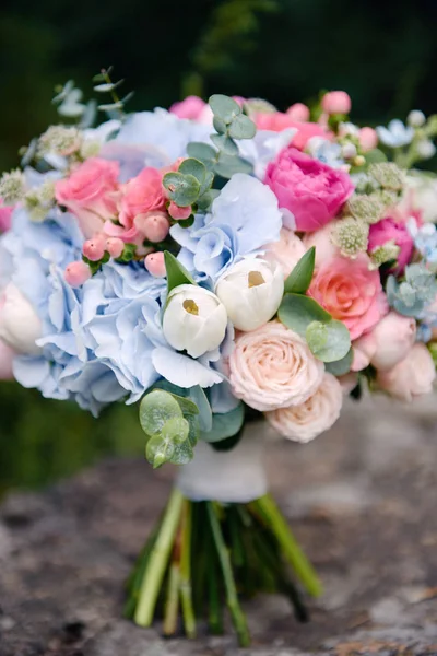 Gros plan du bouquet nuptial de roses roses et d'hortensia bleue — Photo