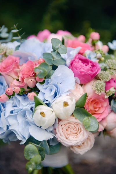 Close up de buquê nupcial de rosas rosa e fluxo de hortênsia azul — Fotografia de Stock