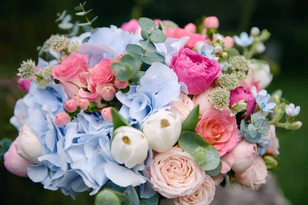 Close up of bridal bouquet of pink roses and blue hydrangea flow — Stock Photo, Image