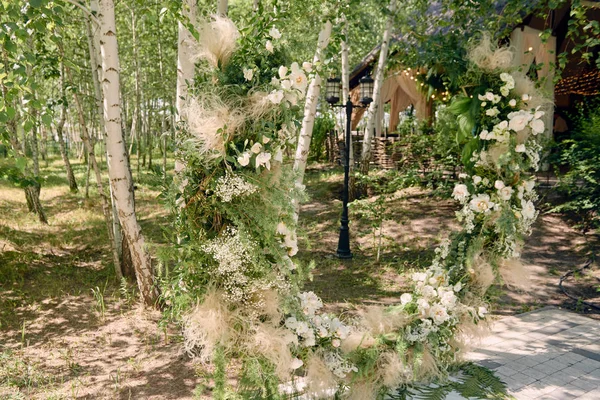 Hermoso arco de boda decorado con flores de peonía blanca en gar —  Fotos de Stock