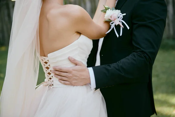 Casal de casamento feliz andando e no jardim, espaço cópia. Close up de noiva jovem e noivo abraçando na cerimônia ao ar livre — Fotografia de Stock