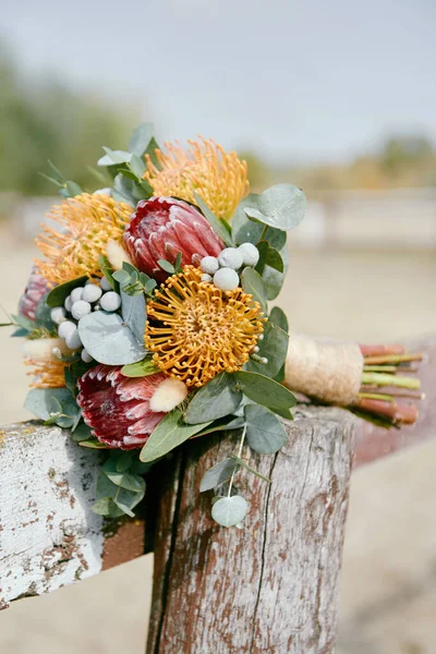 Ramo de boda de lujo con flores de protea rosa y naranja al aire libre — Foto de Stock