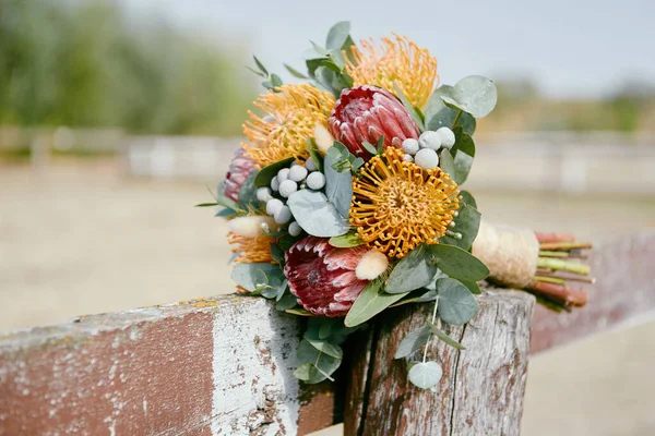 Ramo de boda de lujo con flores de protea rosa y naranja al aire libre — Foto de Stock