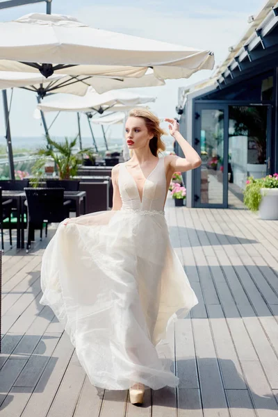 Retrato de novia hermosa con vestido de novia de moda con maquillaje de lujo y peinado al aire libre — Foto de Stock