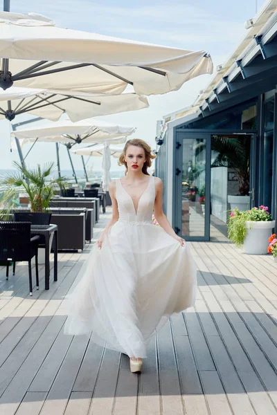 Retrato de novia hermosa con vestido de novia de moda con maquillaje de lujo y peinado al aire libre — Foto de Stock