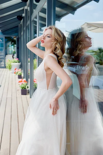 Porträtt av vacker brud bär mode bröllop klänning med lyx make-up och frisyr utomhus — Stockfoto