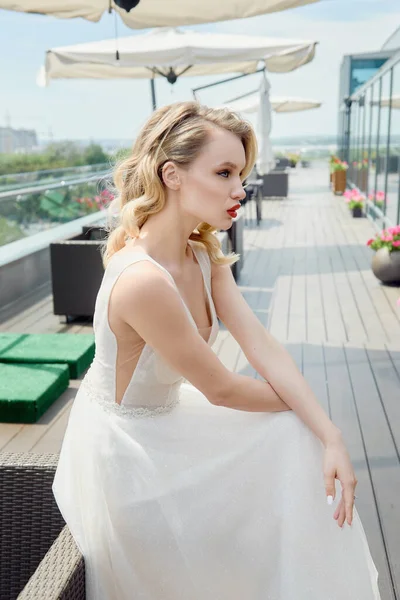 Portré gyönyörű menyasszony visel divat esküvői ruha luxus smink és frizura szabadban — Stock Fotó