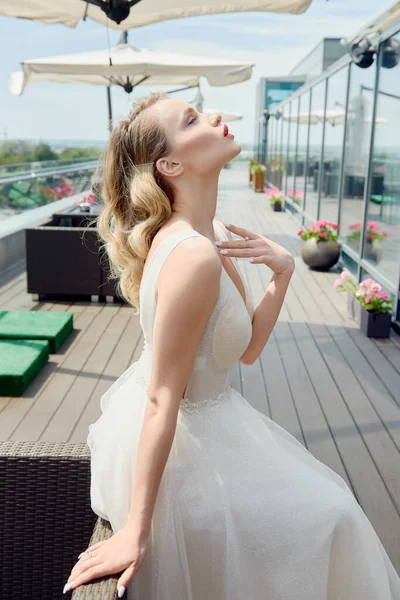 Retrato de novia hermosa con vestido de novia de moda con maquillaje de lujo y peinado al aire libre — Foto de Stock