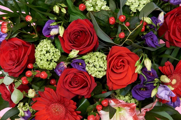 Close up de buquê de flores vermelhas e roxas, espaço de cópia — Fotografia de Stock