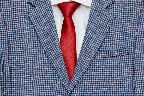 Елегантний чоловічий костюм з білою сорочкою та червоним тлом краватки — стокове фото