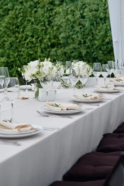 Tischdekoration mit Sektgläsern und Besteck beim Hochzeitsempfang im Freien — Stockfoto