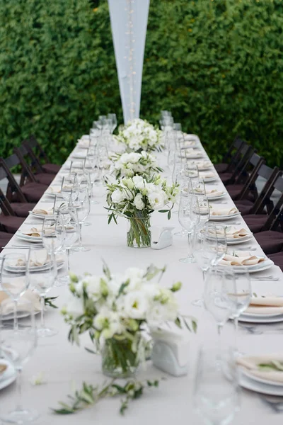 Apparecchiatura della tavola con bicchieri di spumante e posate al ricevimento di nozze all'aperto — Foto Stock