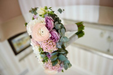 Gelin buketine yakın pembe, mor ve beyaz güller ve...