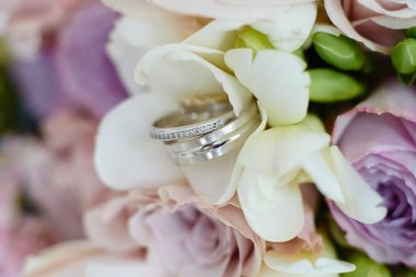 İki altın alyansı kapayın, gelin buketi pembe olsun.