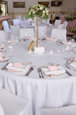 Masa boş konuk kartı, tabak pembe ve beyaz servis.