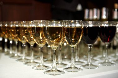 R yemek masasında şarap ve şampanya ile Köpüklü cam