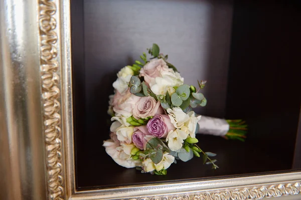 Gros plan du bouquet nuptial de roses, violettes et blanches avec — Photo